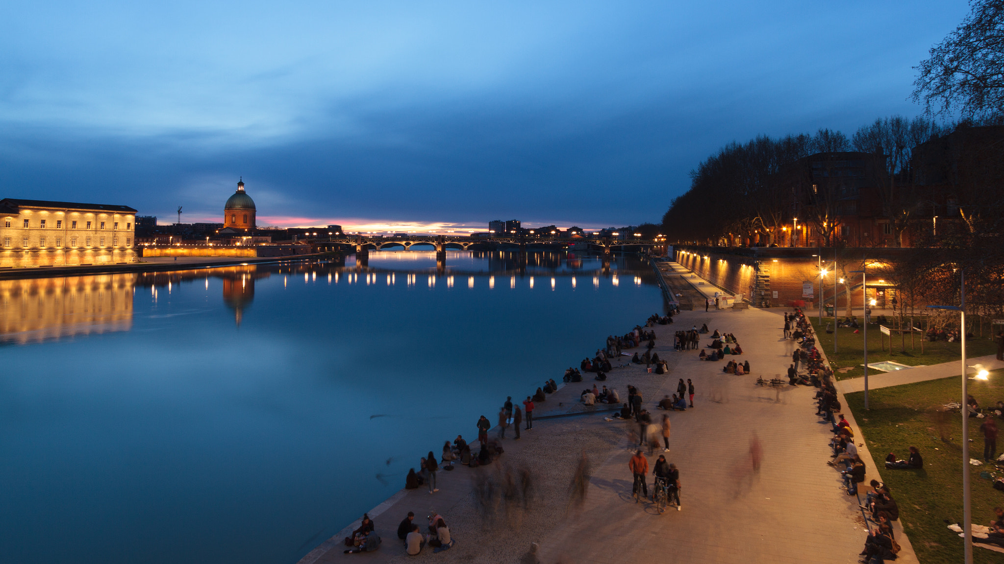 La Garonne et les quais de Toulouse au crépuscule